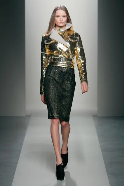 Look 10